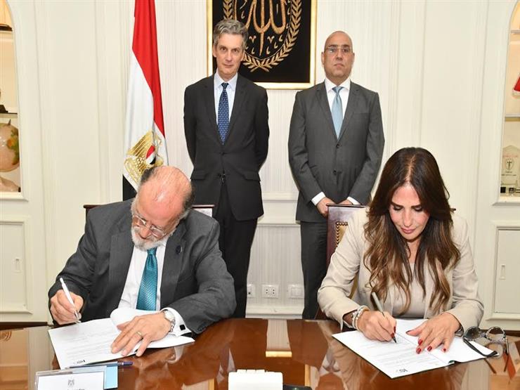 "الإسكان" والجامعة الأمريكية يوقعان مذكرة تفاهم لدعم العاملين بشركات المياه "الإسكان" والجامعة الأمريكية يوقعان مذكرة تفاهم لدعم العاملين بشركات المياه