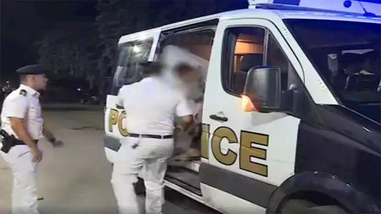 القبض على شخص حرض سائق لودر بتدمير واجهات محال تجارية بقنا