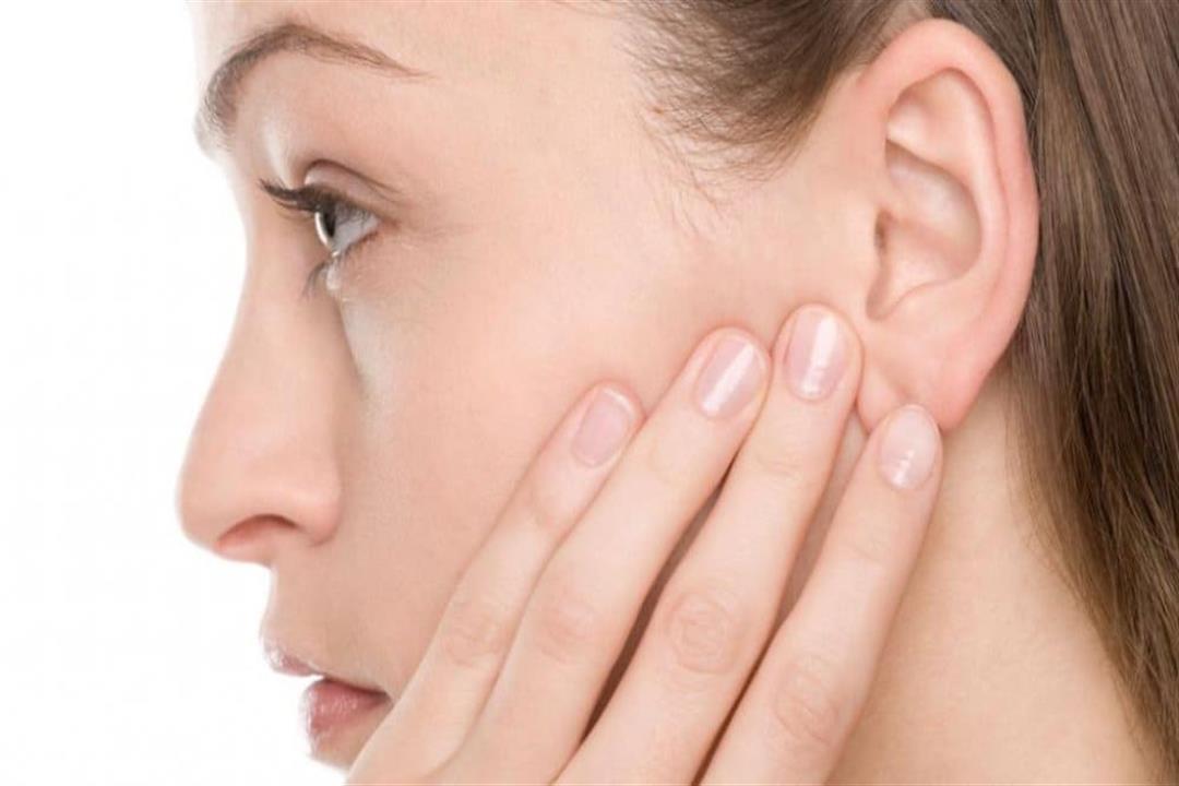 النساء أكثر عرضةً لها.. إليك أسباب رائحة الأذن الكريهة وطرق علاجها