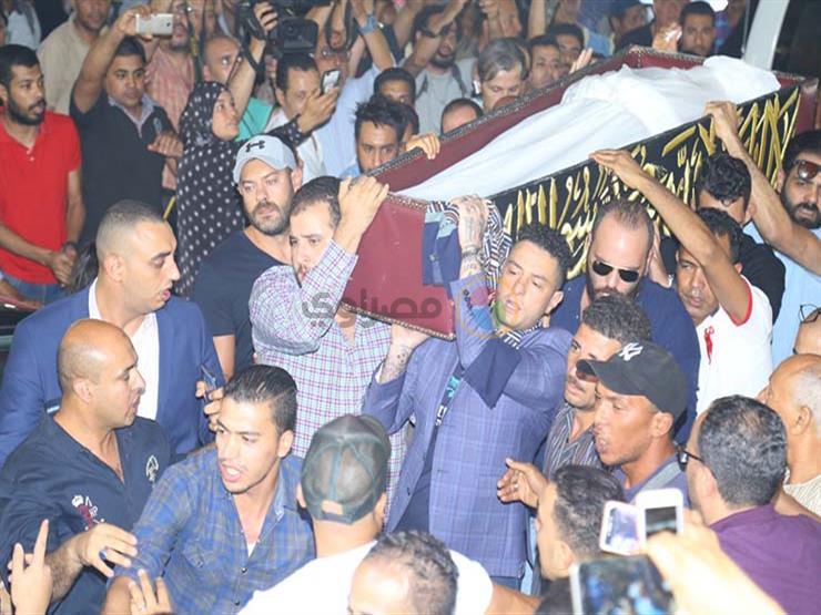 أحمد الفيشاوي ينفعل على الصحفيين خلال تشييع جثمان والده