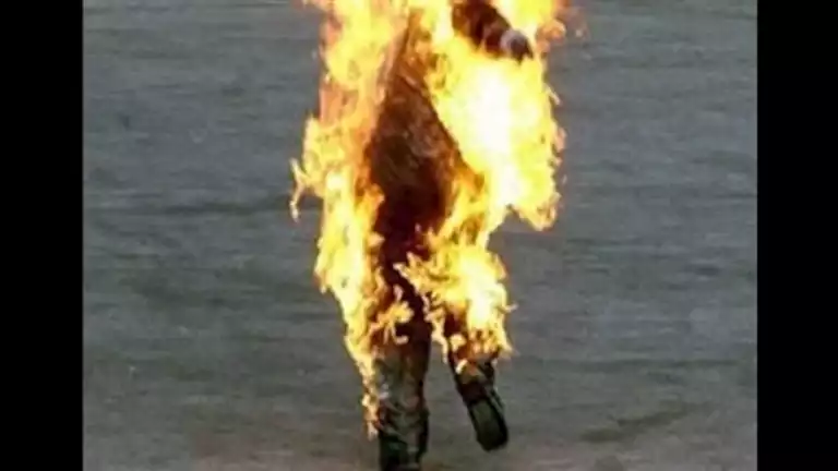 خلاف عائلي يتحول لكارثة.. طالب يحترق بالبنزين على يد زوج أخته