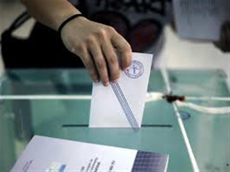 اليونانيون يصوتون في انتخابات عامة قد تطيح برئيس الوزراء اليونانيون يصوتون في انتخابات عامة قد تطيح برئيس الوزراء