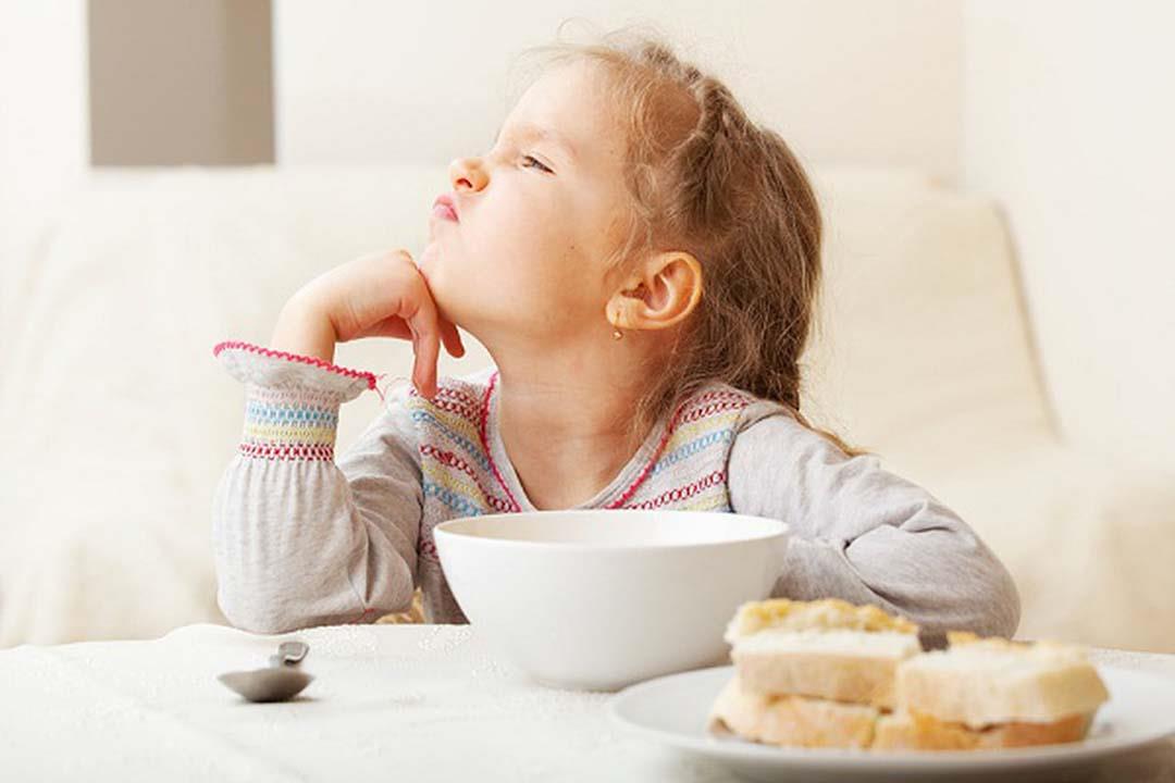 طفلك يرفض تناول الطعام؟.. إليكِ 6 حيل لإقناعه