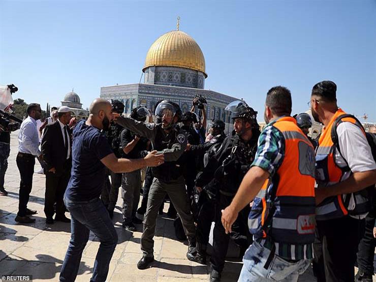 تقرير فلسطيني: مستوطنون يقتحمون الأقصى بحماية إسرائيلية تقرير فلسطيني: مستوطنون يقتحمون الأقصى بحماية إسرائيلية