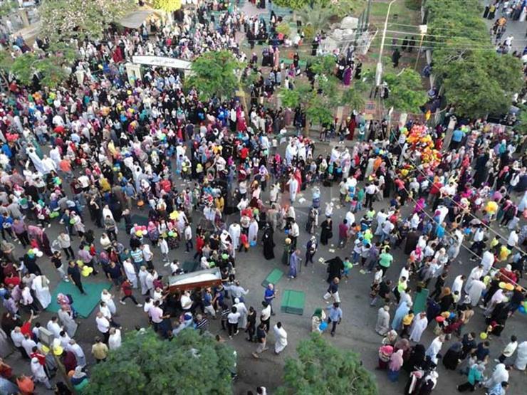 ​مئات البالونات لاحتفالات المصلين بمحيط مسجد الصديق بمساكن شيراتون