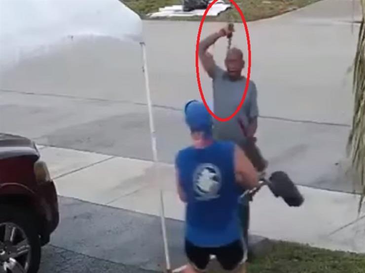 شاهد.. مجهول يهاجم رجلًا بسيف في ولاية فلوريدا