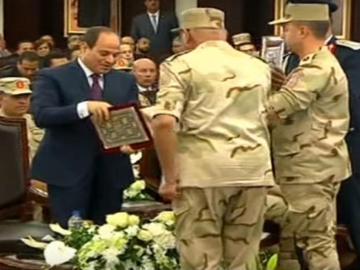 رئيس "النصر للكيماويات" يقدم المصحف الشريف هدية تذكارية للرئيس السيسى 