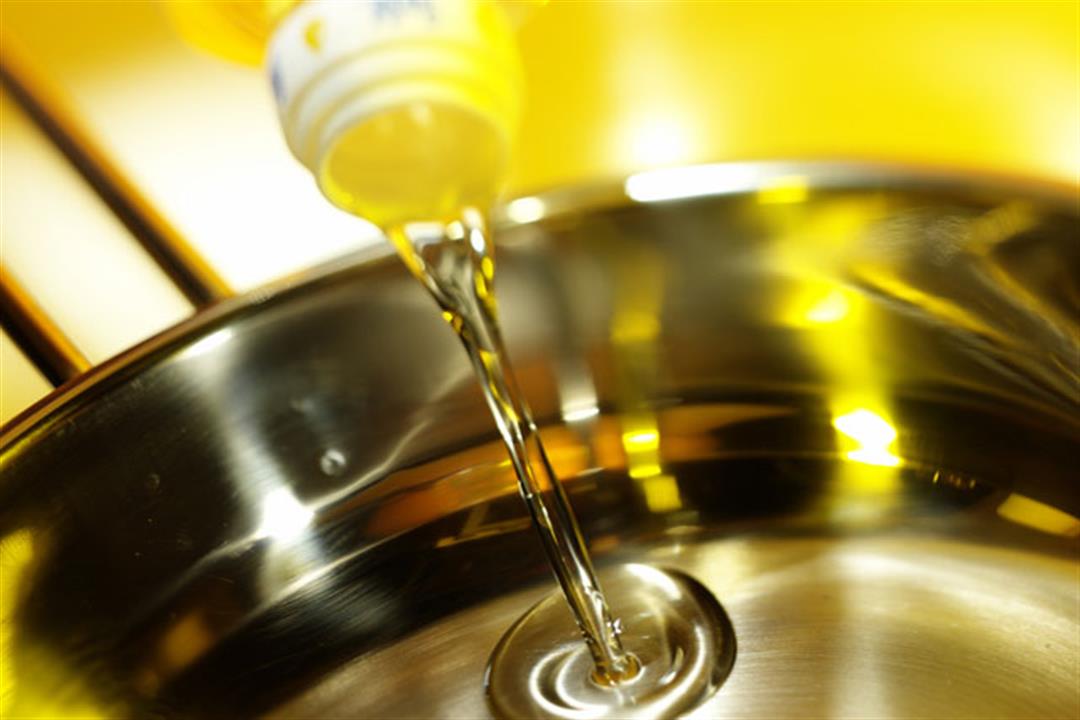 نقص المعروض عالميًا يرفع أسعار زيت الطعام والمسلي 15% في السوق نقص المعروض عالميًا يرفع أسعار زيت الطعام والمسلي 15% في السوق