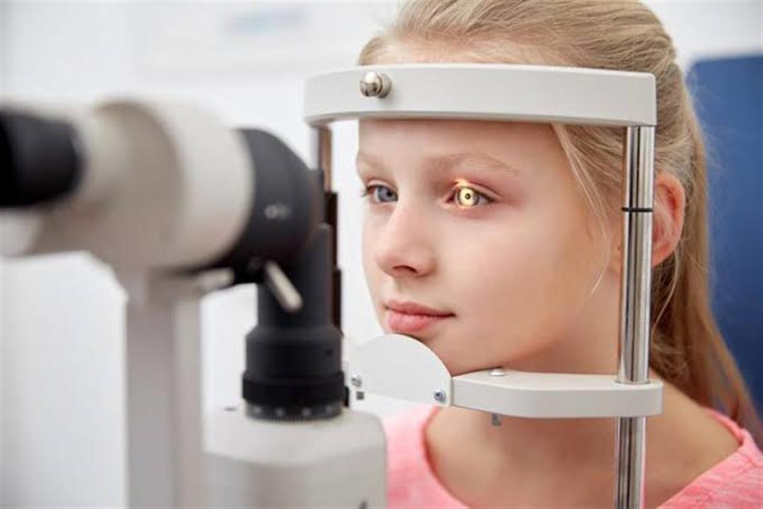 منها الصداع المزمن.. علامات تكشف إصابة طفلك بكسل العين