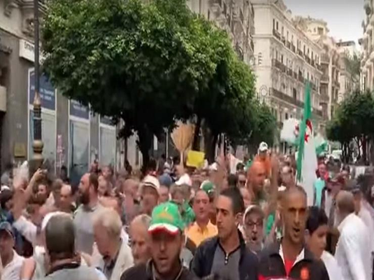 شاهد.. المتظاهرون يغنون "سلموا السلطة للشعب" في الجمعة 30 بالجزائر