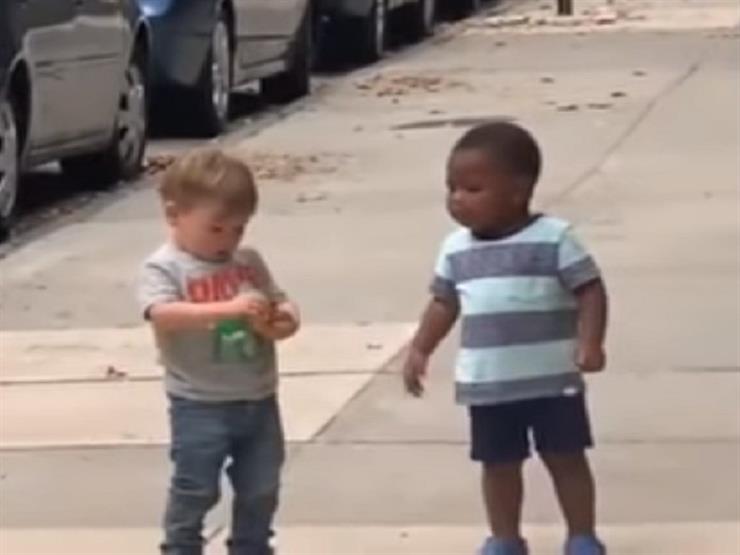 بالفيديو... طفلان يلقنان البشرية درساً في المحبة 