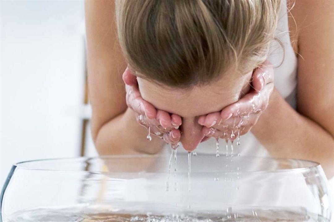 غسل العين بالماء