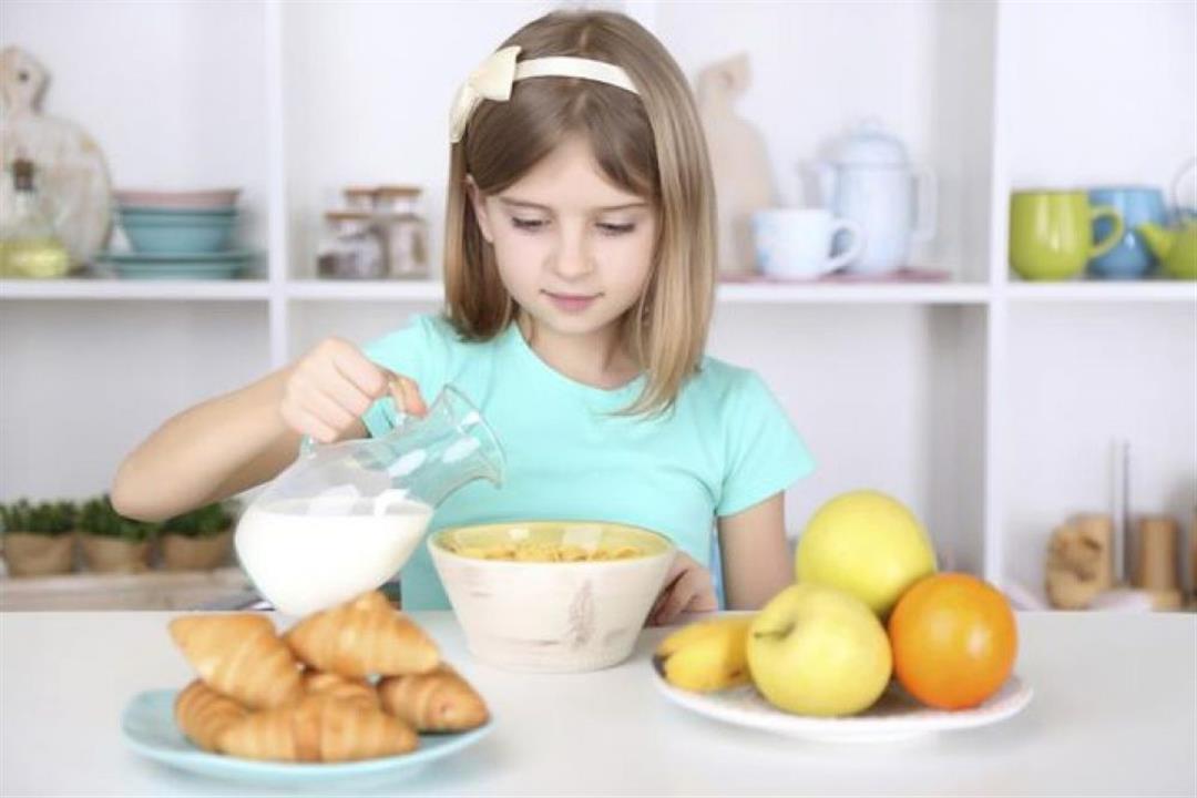 تساعده على التركيز والنشاط.. 4 أطعمة مفيدة لطفلك في الصباح (انفوجراف)