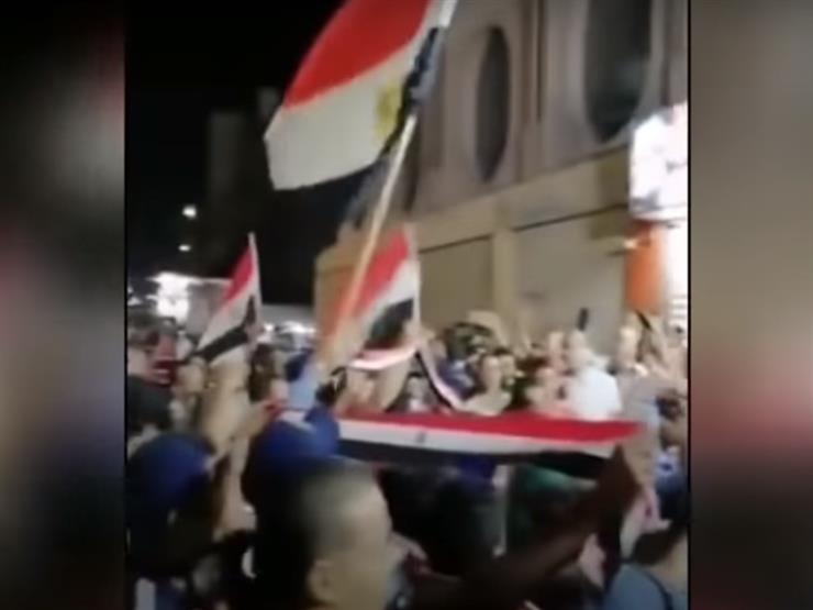 عمرو أديب يعرض لقطات لمظاهرات حاشدة من السويس تدعم الدولة ومؤسساتها