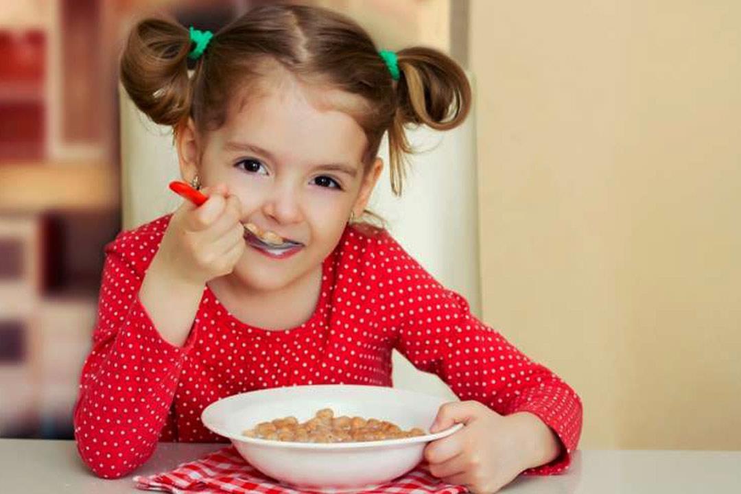 منها النودلز.. 5 أطعمة غير صحية يتناولها طفلك يوميًا