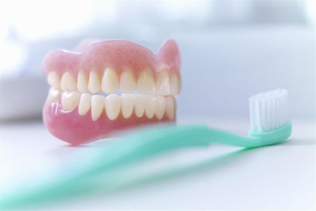 3 أخطاء يجب تجنبها عند تنظيف طقم الأسنان.. إليك الطريقة الصحيحة