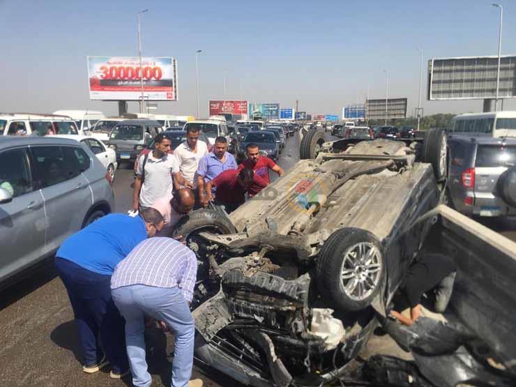 4 مصابين في انقلاب سيارة ملاكي أعلى الطريق الإقليمي