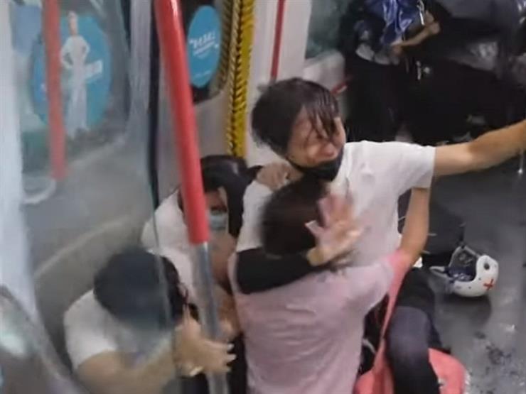 بالعصي ورذاذ الفلفل .. محاصرة القوات الخاصة متظاهرين داخل عربة مترو في هونغ كونغ