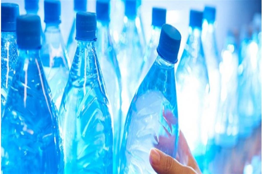دراسة: البلاستيك ينتقل للإنسان عن طريق زجاجات الشرب وأغلفة الطعام