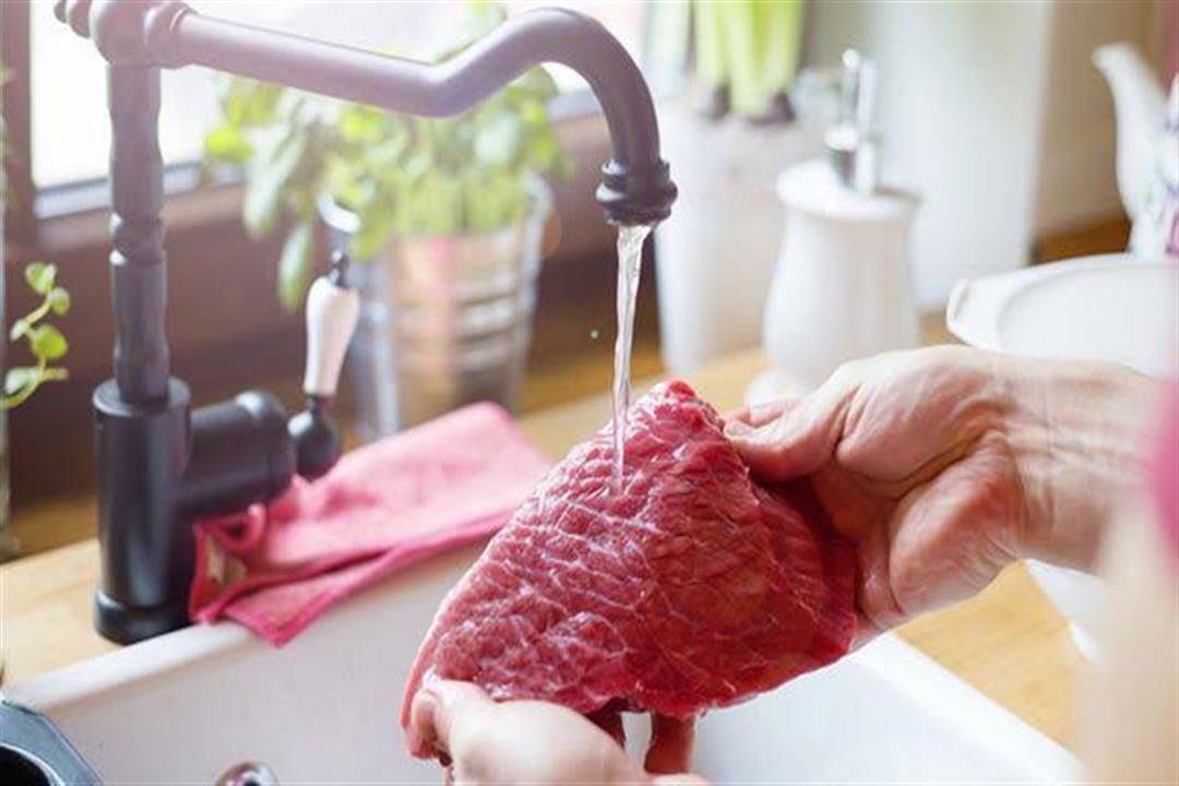 تحذير.. غسل اللحوم قبل الطهي يهدد بعدوى مرضية