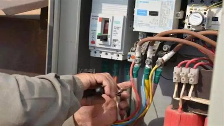 الداخلية تواجه سرقة التيار الكهربائي بـ4120 قضية في يوم واحد