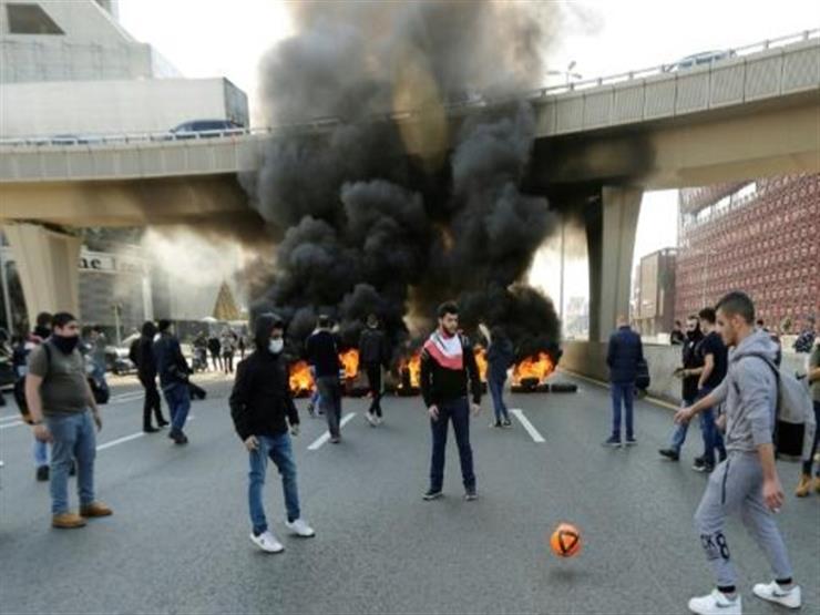 متظاهرون يقطعون الطرق في لبنان مع دخول الحراك الشعبي شهره الرابع متظاهرون يقطعون الطرق في لبنان مع دخول الحراك الشعبي شهره الرابع