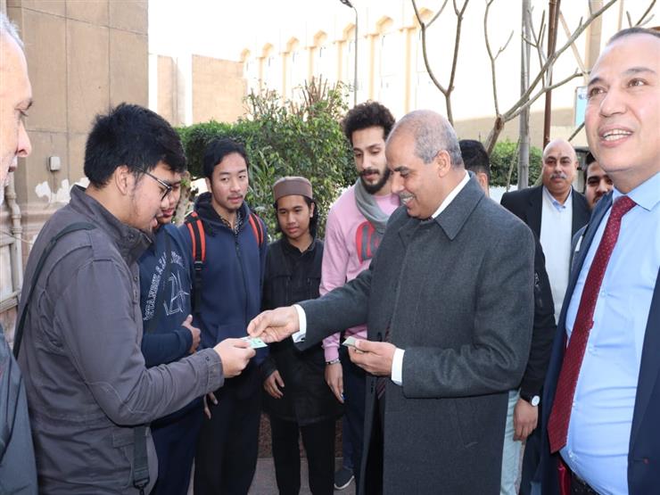 رئيس جامعة الأزهر يتفقد لجان الامتحانات ويوزع دعوات مجانية لمعرض الكتاب رئيس جامعة الأزهر يتفقد لجان الامتحانات ويوزع دعوات مجانية لمعرض الكتاب