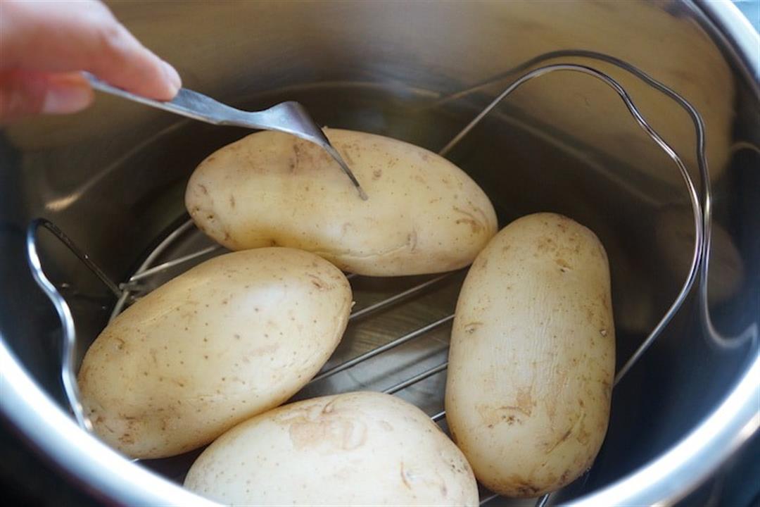 سلق البطاطس بهذه الطريقة يقلل من فوائدها.. إليك الطريقة الصحيحة
