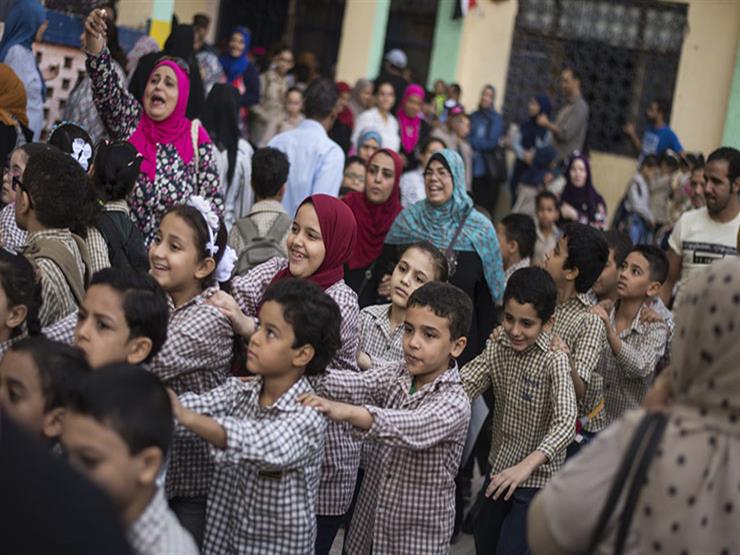 أحمال زائدة.. كيف يواجه أولياء أمور تقليص الأيام الدراسية في "كورونا"؟ أحمال زائدة.. كيف يواجه أولياء أمور تقليص الأيام الدراسية في "كورونا"؟