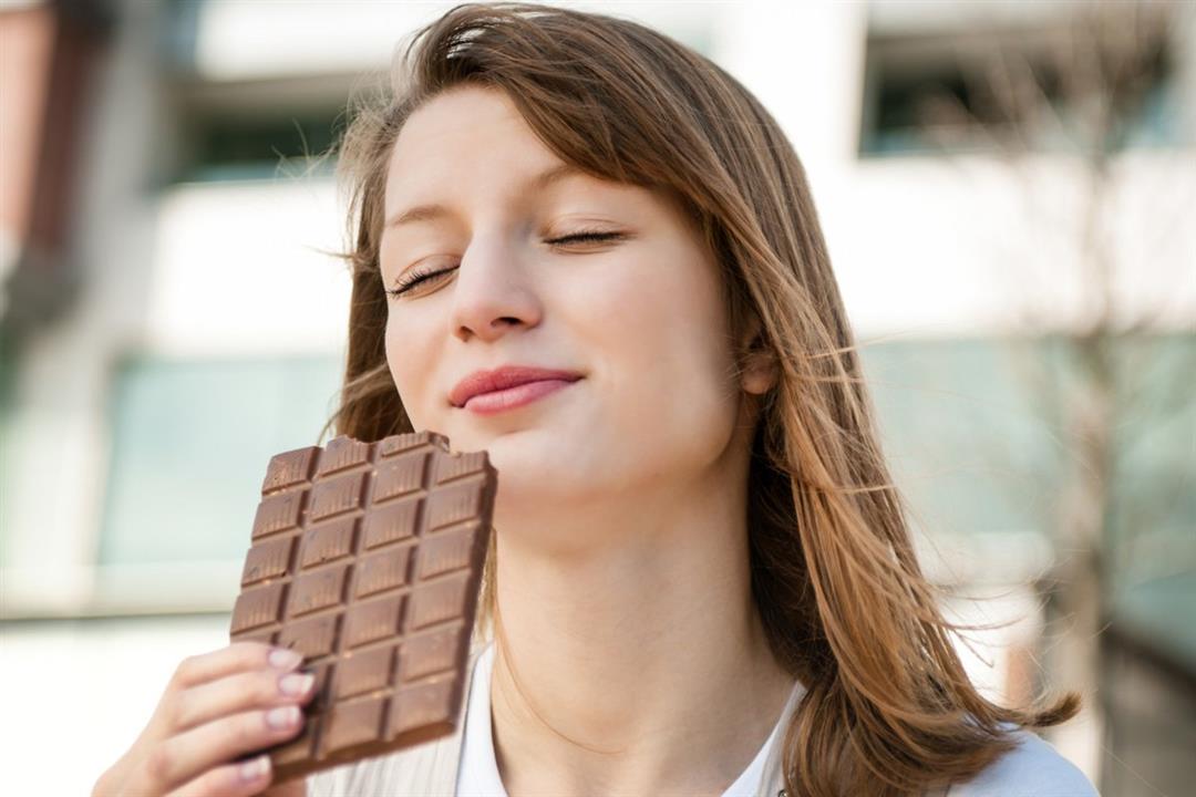 ما الطريقة الصحيحة لتناول الشوكولاتة؟.. باحثون يحسمون الجدل