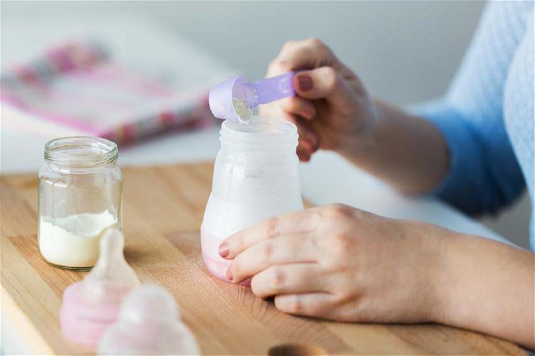 تحضير الحليب الصناعي بهذه الطريقة قد يضر بصحة مولودِك