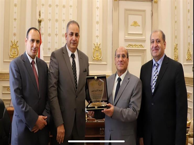 "قضاة البحيرة" يهدي درعه لرئيس المجلس الأعلى "قضاة البحيرة" يهدي درعه لرئيس المجلس الأعلى