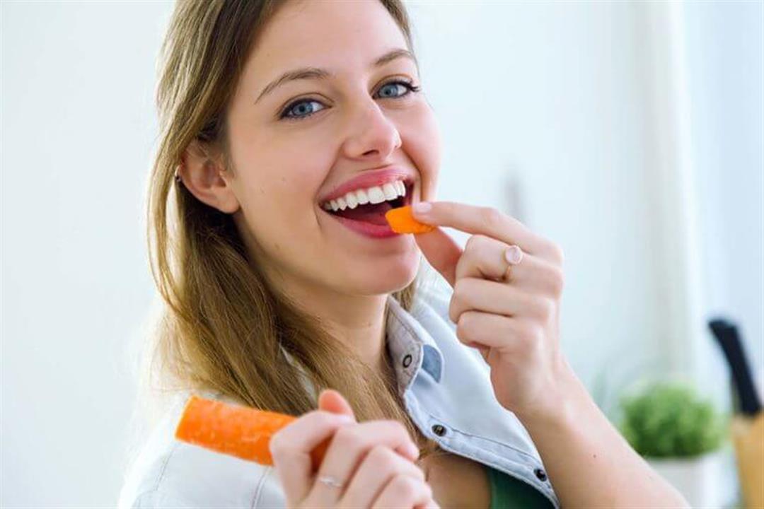 5 أطعمة ومشروبات مفيدة لتنظيف الأسنان.. تعرف عليها (إنفوجرافيك)