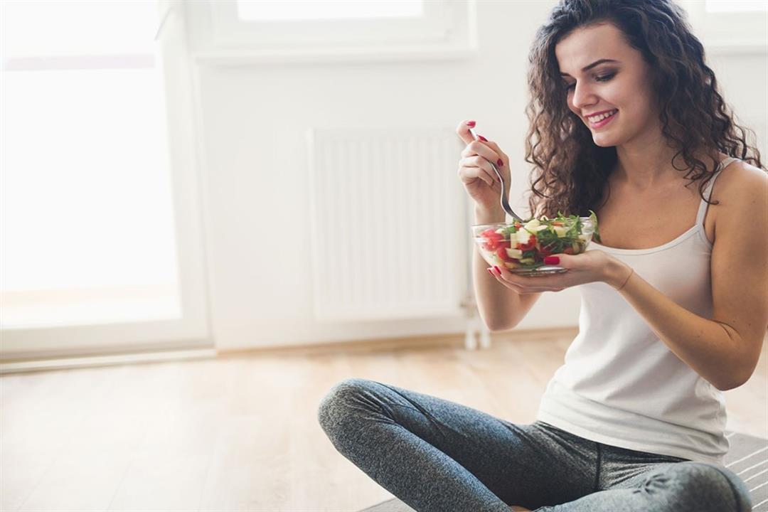 الجلوس عند تناول الطعام                                                                                                                                                                                 