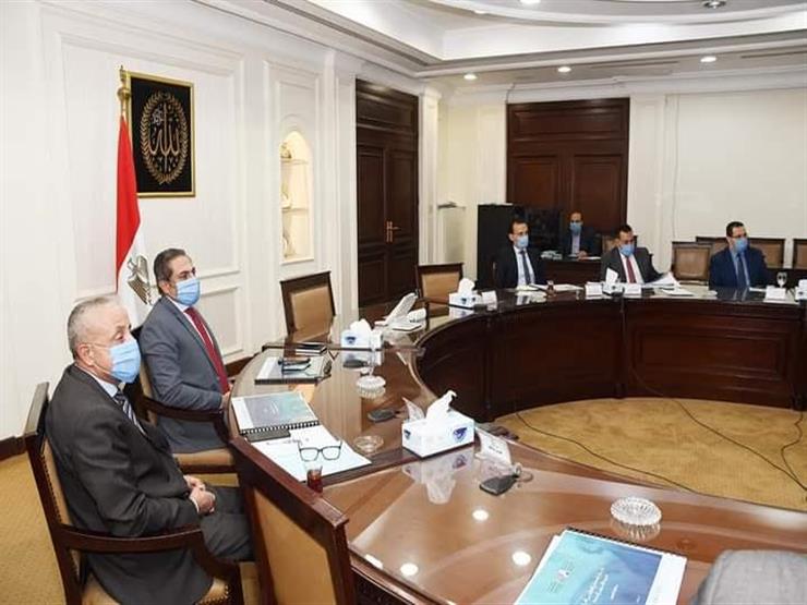 مسئولو "الإسكان" يستعرضون البدائل المُقترحة للمخطط الاستراتيجي بالسويس الجديدة مسئولو "الإسكان" يستعرضون البدائل المُقترحة للمخطط الاستراتيجي بالسويس الجديدة