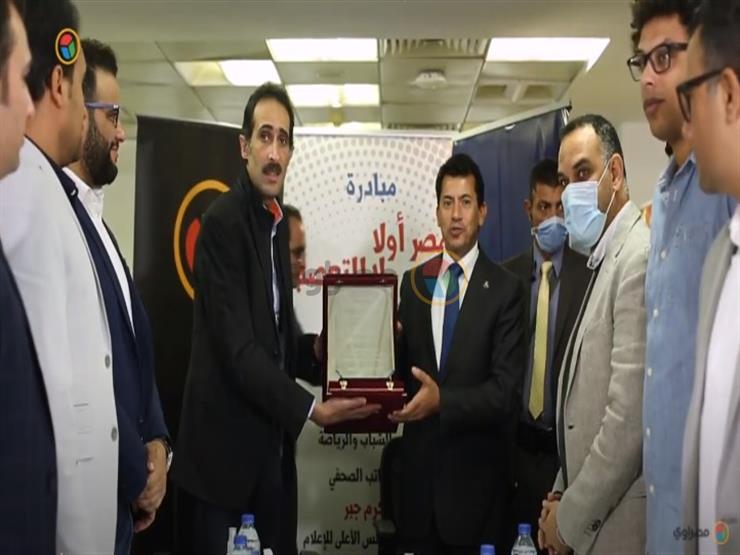 مجدي الجلاد يهدي أشرف صبحي وزير الرياضة درع مؤسسة أونا للإعلام مجدي الجلاد يهدي أشرف صبحي وزير الرياضة درع مؤسسة أونا للإعلام