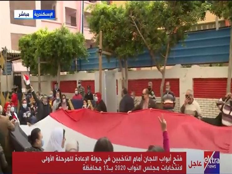 احتفالات المواطنين بعلم مصر أمام إحدى لجان الإسكندرية في جولة الإعادة لانتخابات النواب