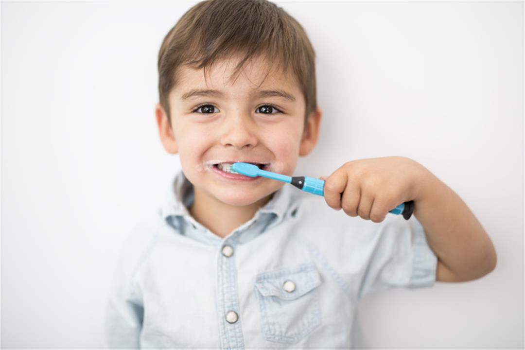 كيف تعتنين بأسنان طفلِك اللبنية؟.. دليل شامل لحمايتها من التسوس
