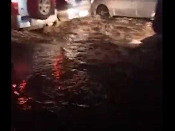 زحام وتكدس مروري في منطقة رمسيس بسبب غرق الشوارع من الأمطار