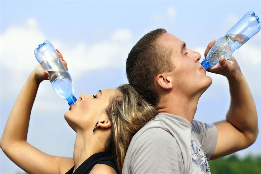 هل تختلف بين الرجال والنساء؟.. إليك الكمية المناسبة لتناول المياه يوميًا