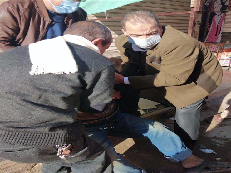 أولاده تركوه للمجهول.. إنقاذ مشرد من "الطقس السيئ" في كفر الشيخ أولاده تركوه للمجهول.. إنقاذ مشرد من "الطقس السيئ" في كفر الشيخ