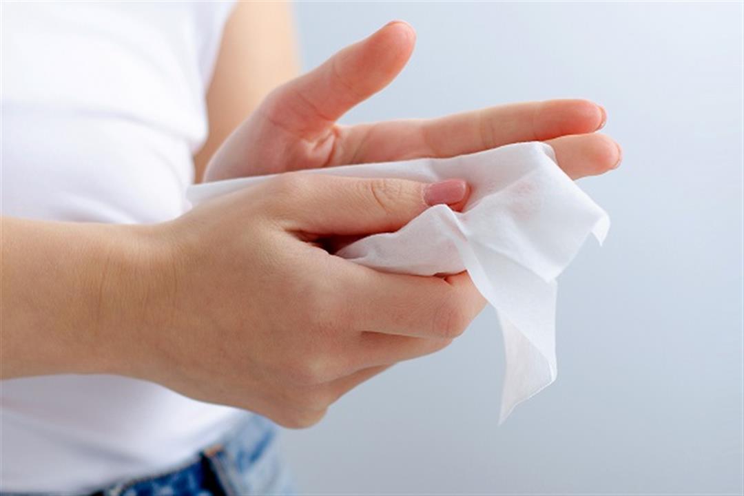 مسح اليدين بالمناديل الورقية
