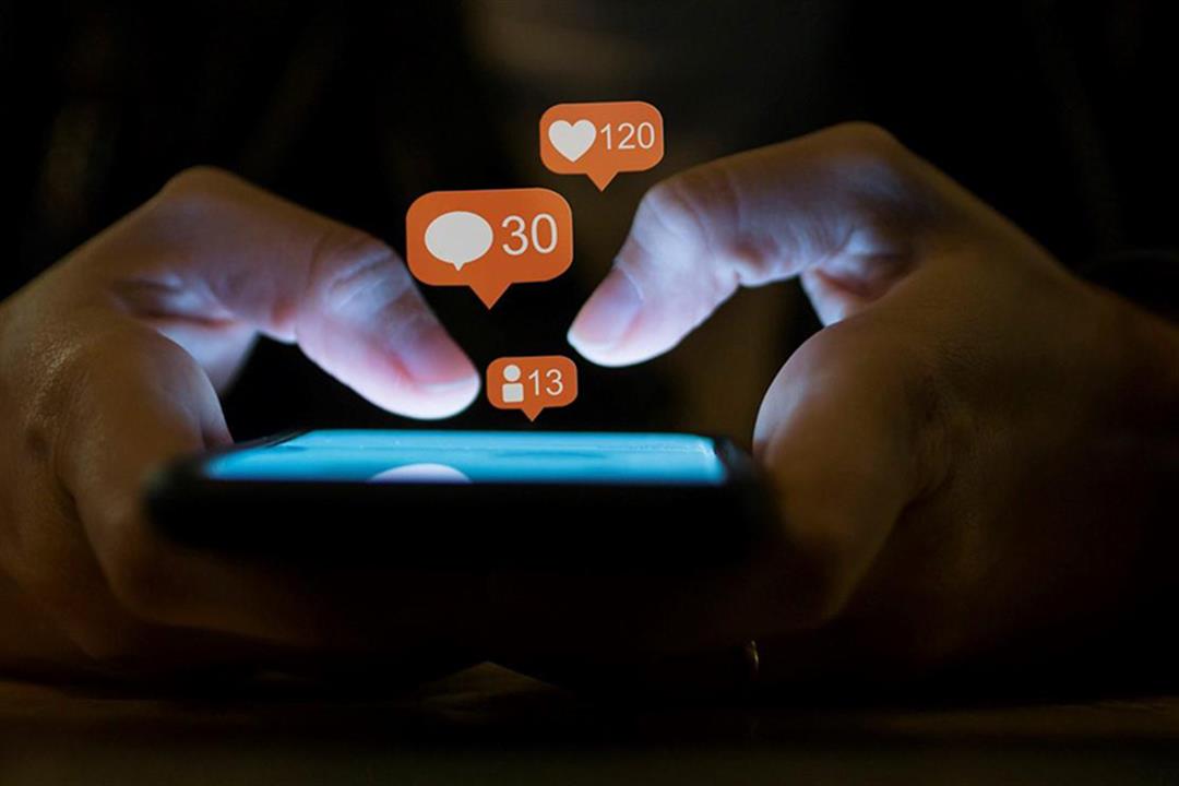 هل يؤثر تصفح مواقع التواصل الاجتماعي على الصحة العقلية؟.. علماء يجيبون