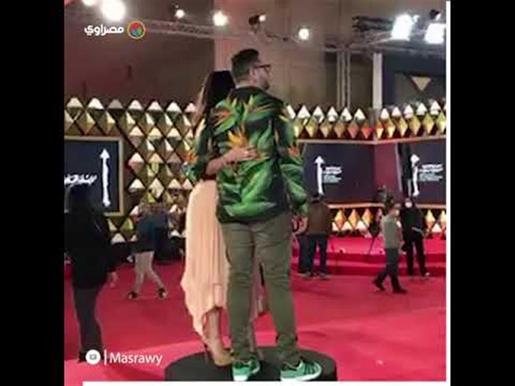 "أحمد الفيشاوي وزوجته يتبادلان القبلات في مهرجان القاهرة السينمائي الدولي"‎