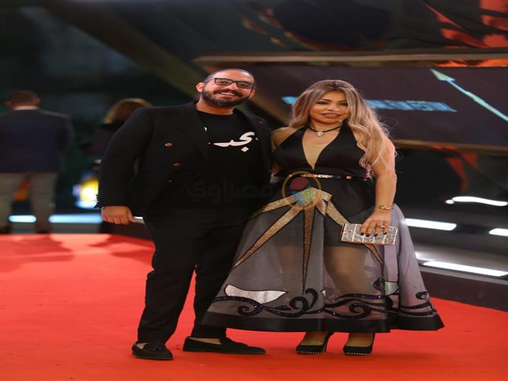 "بيعدلها الفستان".. مروان يونس وزوجته على السجادة الحمراء في افتتاح مهرجان الجونة