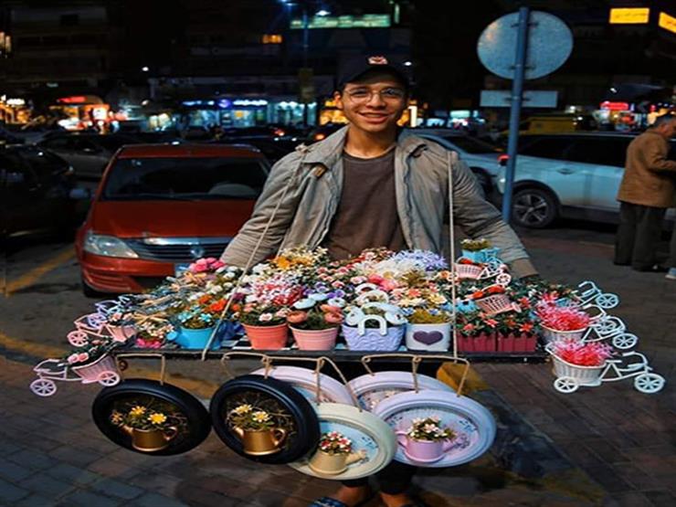 "بياع السعادة".. إبراهيم يبيع الورد على "الطريقة الأوروبية" "بياع السعادة".. إبراهيم يبيع الورد على "الطريقة الأوروبية"