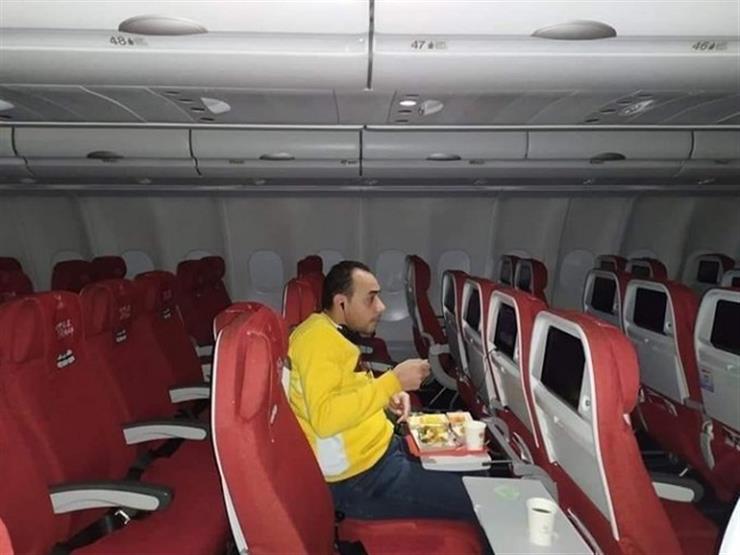 مصري عائد من الصين يكشف عن سبب ظهوره وحيدًا داخل الطائرة