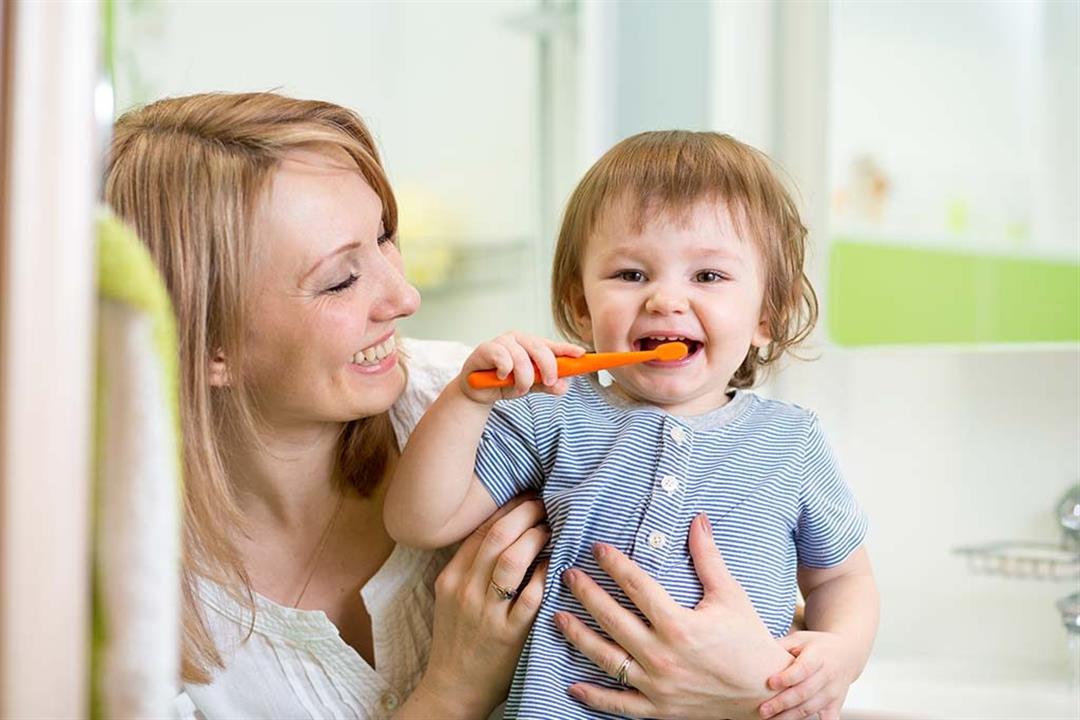 المعجون ممنوع حتى عمر عامين.. نصائح للعناية بأسنان طفلِك