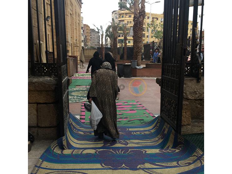 "غلبها الشوق".. فايزة تزور مقام السيدة زينب "رغم الأمطار وكورونا" "غلبها الشوق".. فايزة تزور مقام السيدة زينب "رغم الأمطار وكورونا"