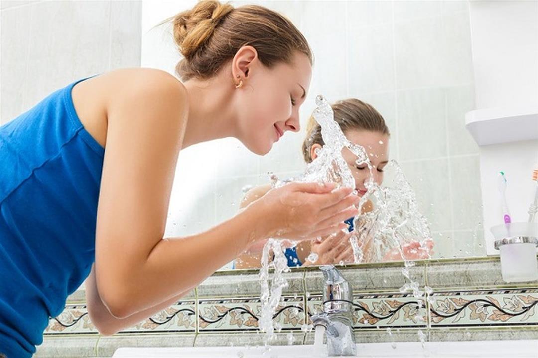 ماذا يحدث لبشرتك عند التوقف عن غسل الوجه يوميًا؟